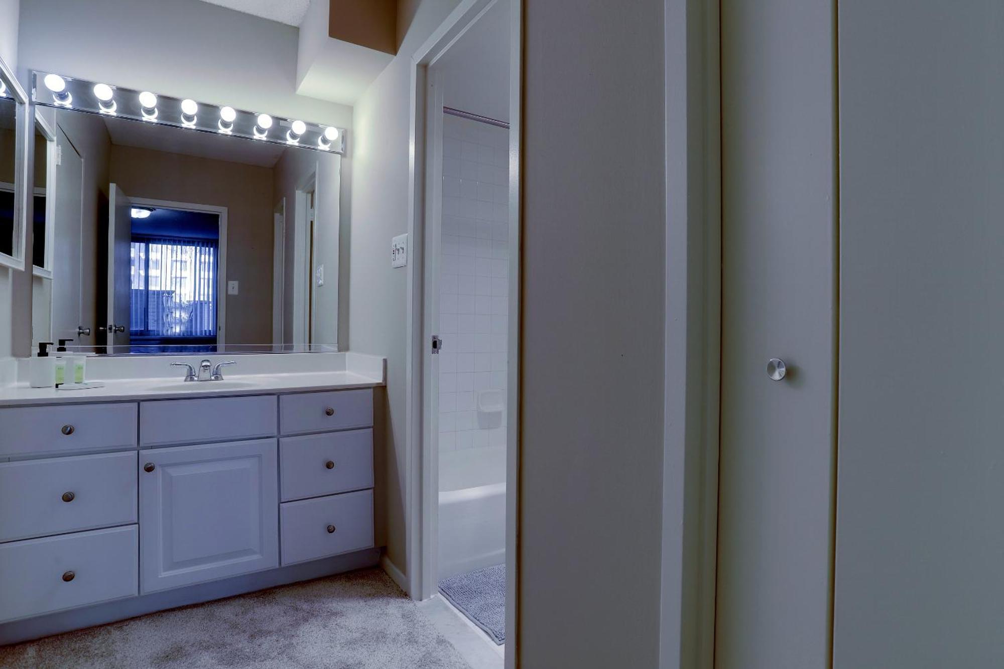 Crystal - Fantastic 2br Aprtment With Gym Apartment *