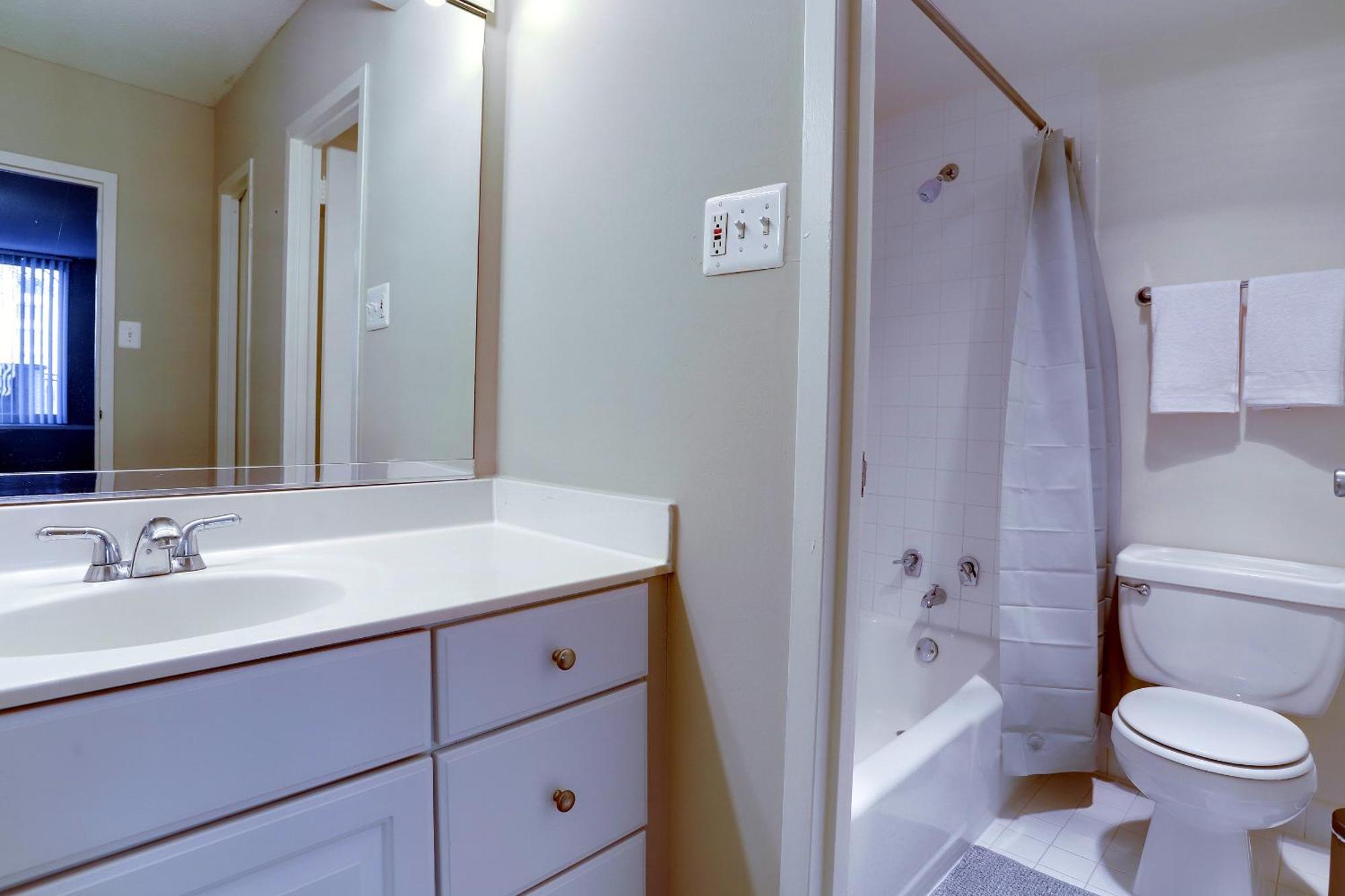 Apartment Crystal - Fantastic 2br Aprtment With Gym Arlington