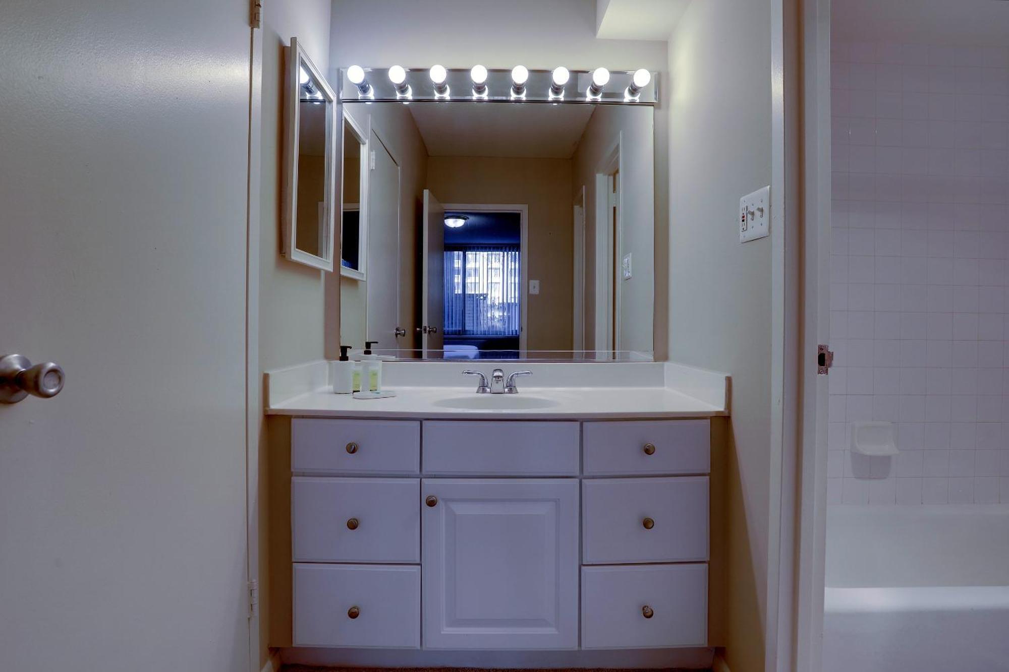 Crystal - Fantastic 2br Aprtment With Gym Apartment Arlington
